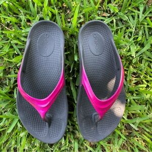 NWOT Oofos  Magenta Luxe Recovery Flip Flops